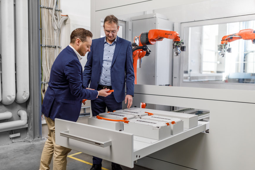 KUKA: KR CYBERTECH steckt Modulverbinder für Hochvoltbatteriepacks
